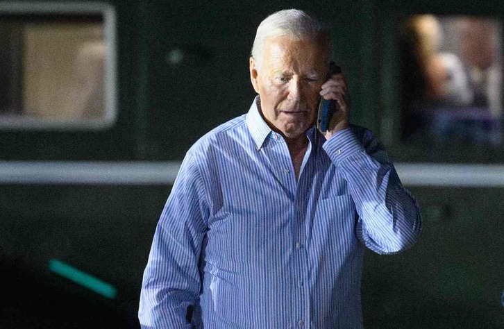El presidente de Estados Unidos, Joe Biden, habla por teléfono.