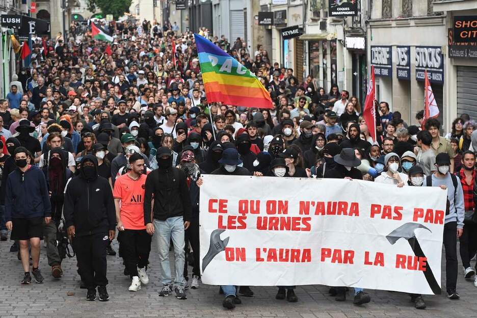 Movilización contra la extrema derecha mientras se desarrollaba el escrutinio en París.