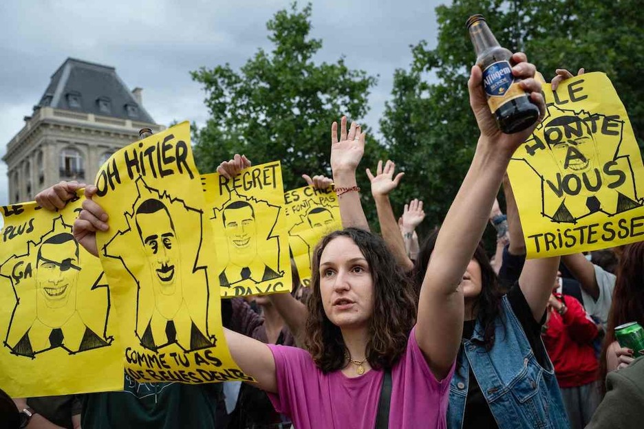 Bardella Hitlerrekin parekatu dute Parisen eginiko protesta honetan.