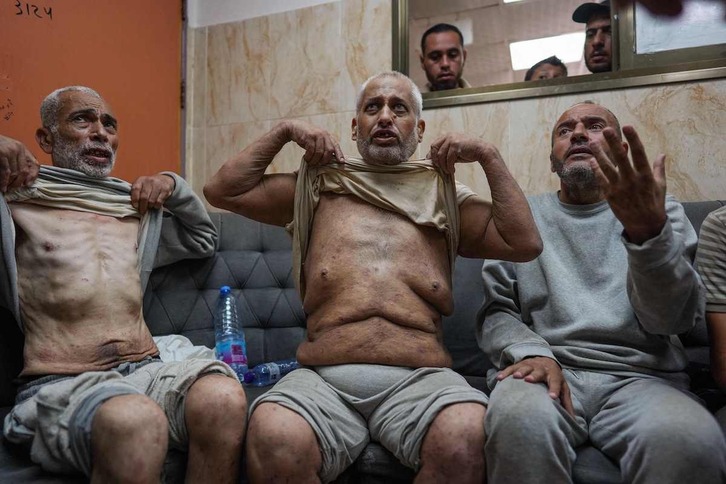 Tres presos palestinos recién liberados en un centro médico adonde han sido trasladados para hacerles un chequeo.