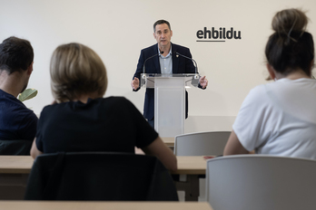 Iker Casanova, portavoz de EH Bildu, durante la presentación de su iniciativa.