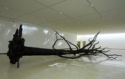 Esta escultura a tamaño real de un árbol caído carbonizado por un rayo forma parte de “KLIMA” la exposición de Jennifer Allora y Guillermo Calzadilla que se puede visitar en la Alhóndiga de Bilbo.