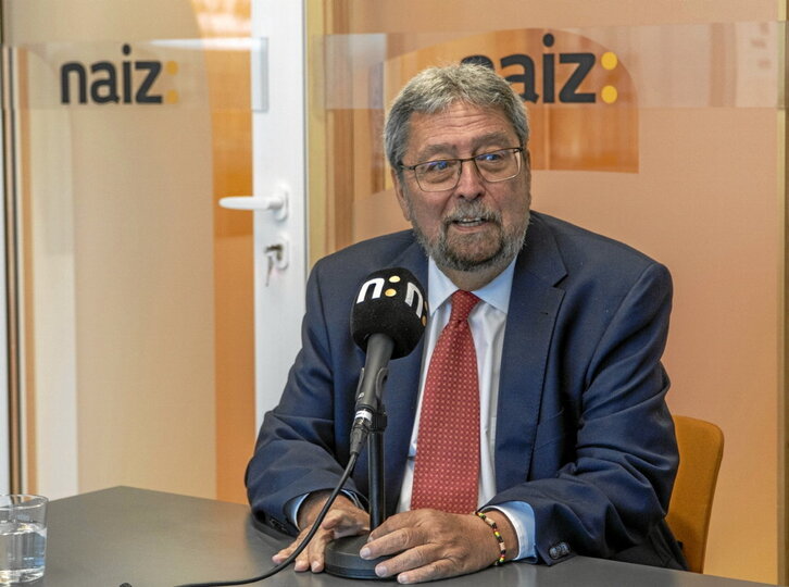 El ararteko Manu Lezertua, en una entrevista en Naiz Irratia.