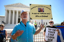 Varias personas muestran carteles contrarios a Donald Trump frente al Tribunal Supremo, en Washington, tras conocer su fallo.