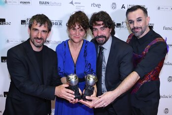 Iñaki Ricate, Garbiñe Insausti, Edu Cárcamo y Jose Dault posan con el Max a la Mejor Autoría Teatral.