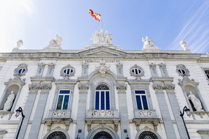 La bandera española ondea en lo alto de la sede del Supremo español.