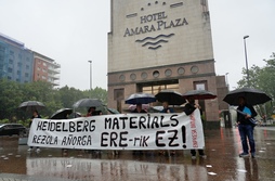 El comité de Cementos Rezola se ha concentrado ante el hotel Amara Plaza con motivo de la reunión con la dirección.