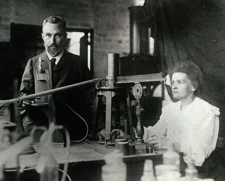 Pierre eta Marie Curie, lanean, 1904an. 