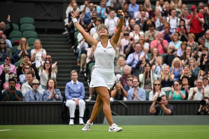 Jessica Bouzas, feliz en Wimbledon, tras eliminar a la vigente campeona.