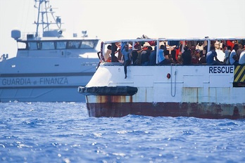 Una patrulla de la Guardia di Finanza vigila el barco de rescate de migrantes 'Open Arms' frente a Lampedusa.
