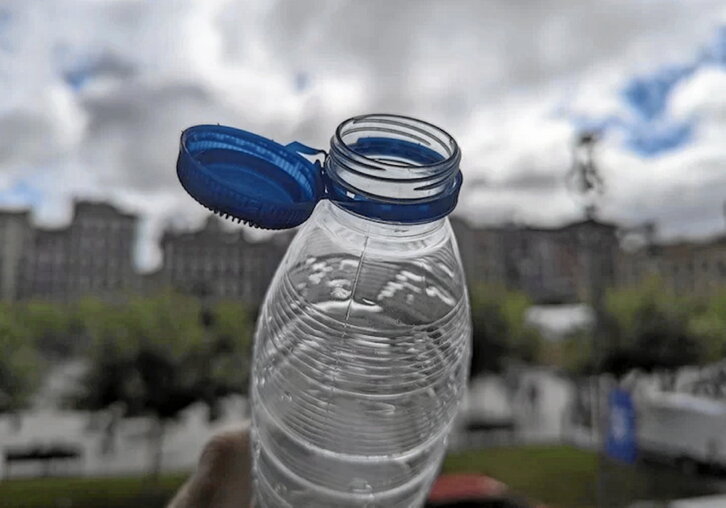 Un botellín de agua con el sistema que será obligarorio a partir de hoy ya implementado.