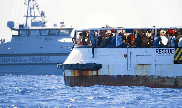 Una patrulla de la Guardia di Finanza vigila el Open Arms frente a Lampedusa.