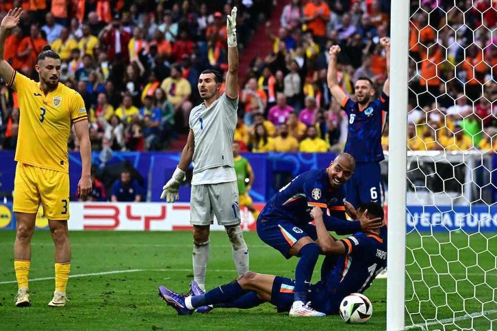 Malen agradece a Gakpo su asistencia en el segundo gol de Países Bajos.
