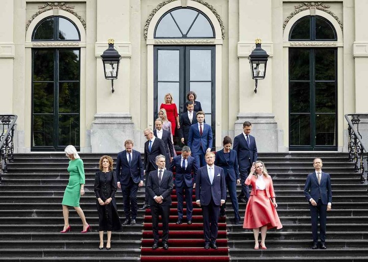 Schoof y el rey Guillermo, en el centro, junto a los ministros del nuevo Gobierno.   