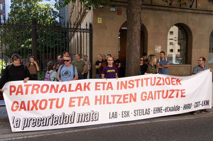 Concentración sindical ante el Gobierno de Nafarroa.