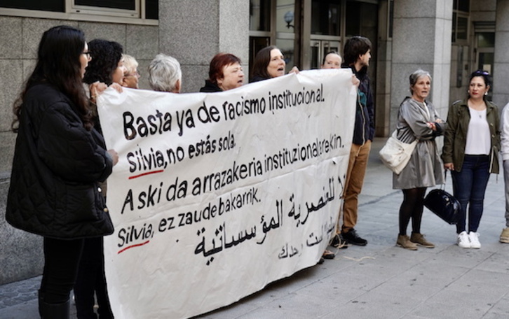 Movilización en solidaridad con Silva S a la puerta de los juzgados.