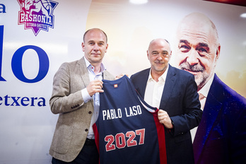 Pablo Laso posa con la camiseta del Baskonia junto a Félix Fernández, director deportivo del club.
