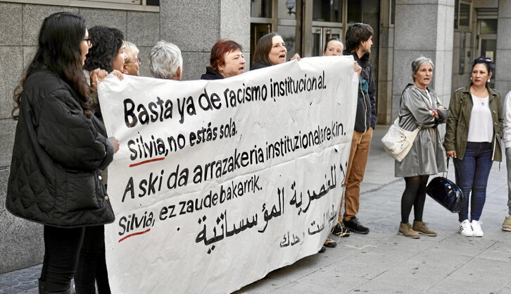 Movilización en solidaridad con Silvia S. a la puerta de los juzgados.