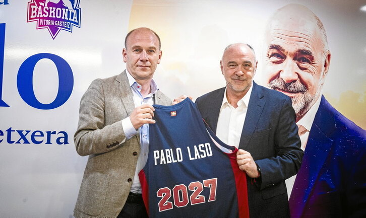 Pablo Laso posa con la camiseta del Baskonia junto a Félix Fernández, director deportivo del club.