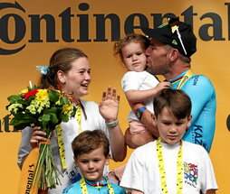 Mark Cavendish posa con la familia en el podio del Tour.