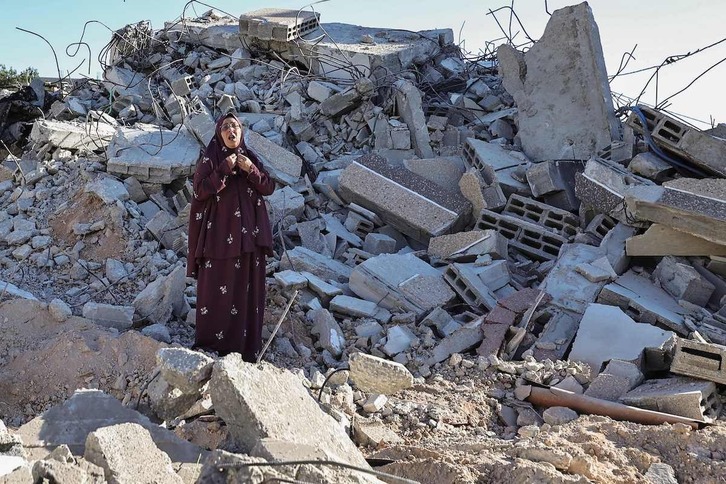  La madre del preso palestino Ahmed Dawabsha, en las ruinas de la vivienda destruida por Israelí en Cisjordania.