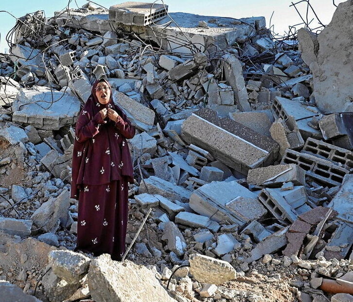 La madre del preso palestino Ahmed Dawabsha, en las ruinas de la vivienda destruida por Israelí en Cisjordania.