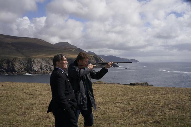  Liam Neeson y Ciarán Hinds en una escena del film