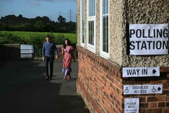 Rishi Sunak y su esposa, Akshata Murty, llegan al colegio electoral para depositar su voto.