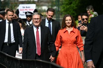 Keir Starmer junto con su mujer, Victoria, tras votar en su circunscripción de Holborn and St Pancras, Londres.