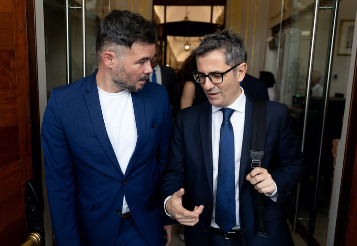 Rufián (ERC) y el ministro Bolaños conversan en los pasillos del Congreso este jueves.