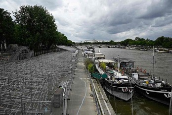 Instalación de las gradas en los lados del Sena, de cara a los Juegos Olímpicos de París. 