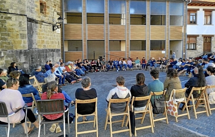 Imagen de la asamblea celebrada en Jaurrieta a convocatoria de la Mesa del Pirineo.