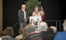 Acto del NFP ayer en Baiona con los candidatos de la quinta circunscripción, Colette Capdevielle y Alain Iriart.