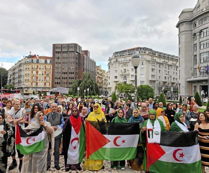 La Plaza Elíptica acogió una nutrida movilización en solidaridad con el joven saharaui.