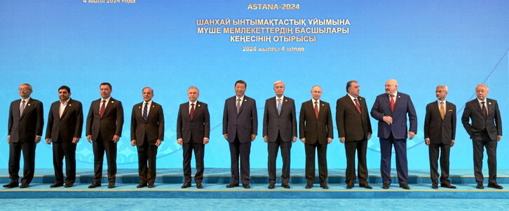 Foto de familia de los líderes de la OCS al término de la cumbre en Astaná.