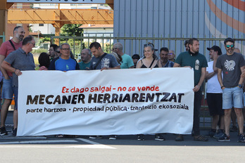 Concentración en el acceso a la planta de Mecaner, en Urduliz.