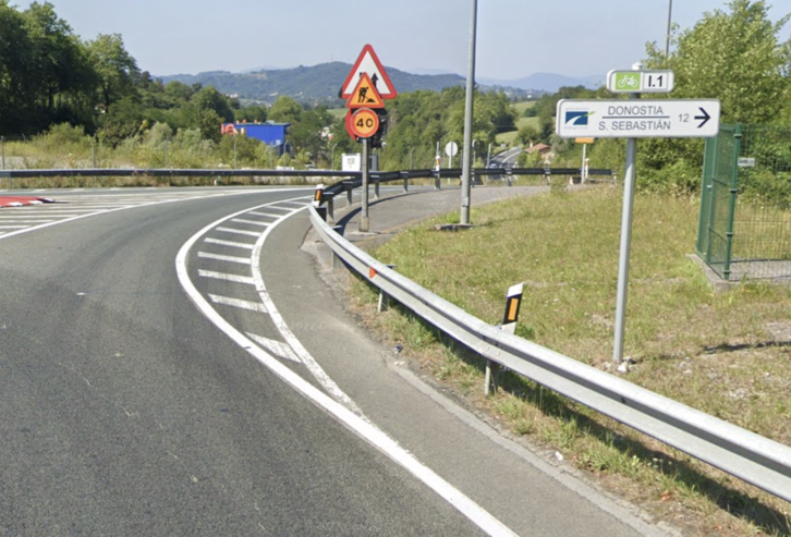 En la rotonda de Gaintxurizketa el bidegorri está señalizado desde hace años… pero sin rastro del carril para bicis.