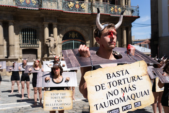 Un momento de la performance realizada por animalistas en Iruñea en vísperas de los sanfermines.