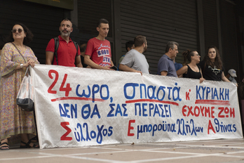 En Atenas, manifestantes sostienen una pancarta en contra de la reforma laboral aprobada por el Gobierno de Kyriakos Mitsotakis
