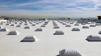 Las cubiertas de ‘cool roof’ están diseñadas para repeler el calor.
