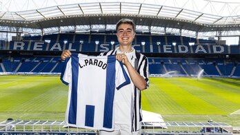 Lucía Pardo posa con la camiseta de la Ral en el Reale Arena.