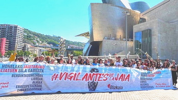 Presentación de la campaña junto al Museo Guggenheim, en Bilbo.