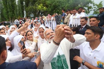 Modi se fotografía junto a un grupo de seguidoras durante un reciente acto público.