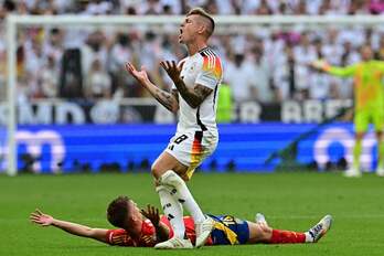 Toni Kroos se lamenta de una falta señalada ante España.