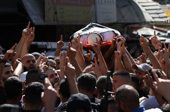   Cortejo fúnebre que trasladó el cuerpo de Nidal Ziad al-Amer, de 23 años, a uno de los cementerios del campo de refugiados de Jenín tras recorrer las calles de la ciudad. 