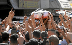 Cortejo fúnebre que trasladó el cuerpo de Nidal Ziad al-Amer, de 23 años, a uno de los cementerios del campo de refugiados de Jenín tras recorrer las calles de la ciudad.   