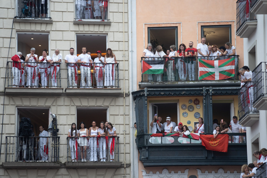 En los balcones tampoco ha faltado la presencia de la ikurriña y las banderas navarra y palestina.