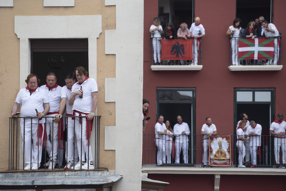 Balcones llenos en Iruñea para disfrutar del Txupinazo. 