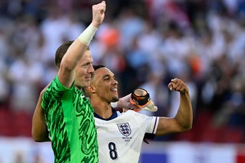 Pickford y Alexander-Arnold celebran el pase a semifinales de Inglaterra.