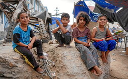 Menores palestinos sonrien a la cámara en Khan Yunis. Los bombardeos israelíes mataron ayer a varios niños y niñas.